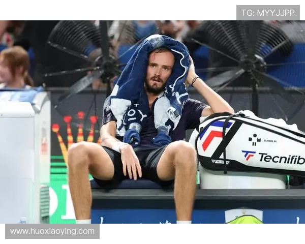 巴黎大师赛梅德韦杰夫强势晋级阿利亚西姆上演惊天大逆转争夺荣耀